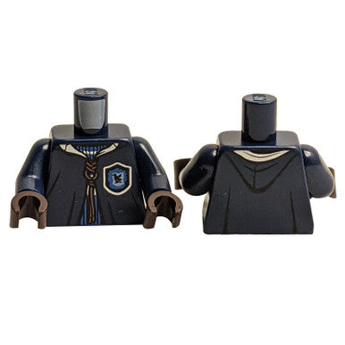 Dunkelblaue Torso-Quidditchrobe über einem Pullover, blauer Kragen und Ravenclaw-Wappen sowie dunkelorange Lacing-Muster 