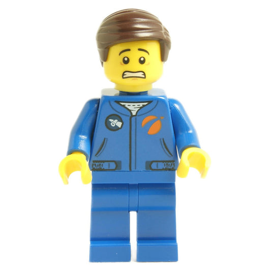 Männlicher Astronaut mit blauem Raumanzug