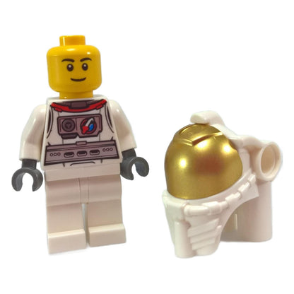 Männlicher Astronaut mit goldenem Visier