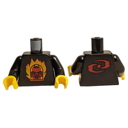 Torso mit Feuer Maske und rotem Emblem Muster