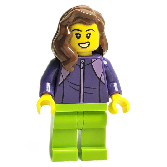 LEGOLAND Park Frau mit rötlich braunen mittellangen Haaren, dunkelviolettem Trainingsanzug, limonengrünen Beinen 