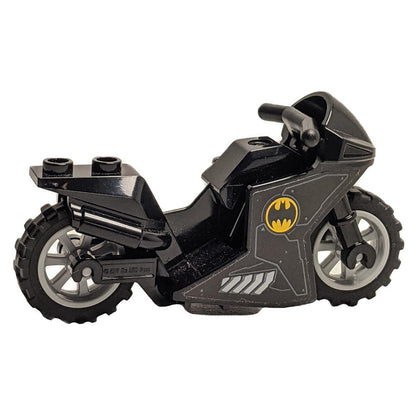 Motorrad-Sportbike mit schwarzem Rahmen, hellbläulich grauen Rädern und schwarzen Lenkern mit Batman-Logo-Muster auf beiden Seiten (Aufkleber) - Set 76160 