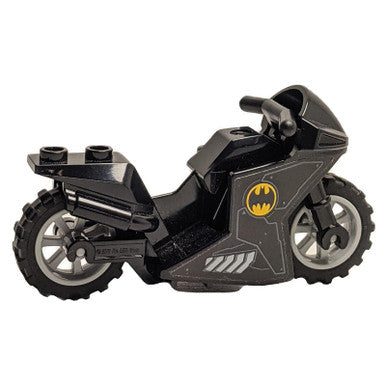 Motorrad-Sportbike mit schwarzem Rahmen, hellbläulich grauen Rädern und schwarzen Lenkern mit Batman-Logo-Muster auf beiden Seiten (Aufkleber) - Set 76160 