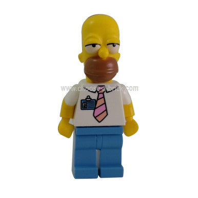 Homer Simpson mit Krawatte und Abzeichen