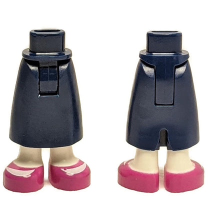 Mini-Puppe mit langem Rock, magentafarbenen Schuhen und weißen Socken 