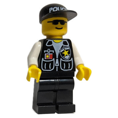 Polizei mit Mütze und Sonnenbrille