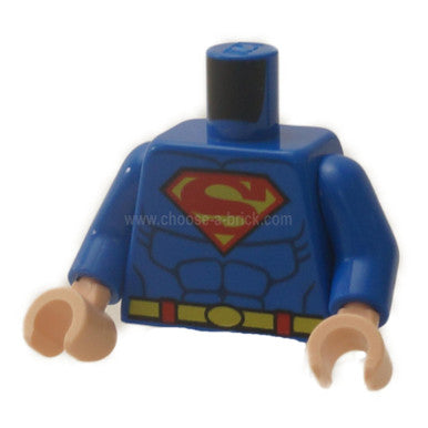 Blaues Torso-Shirt mit Muskeln, Gürtel und rot-gelbem Superman 'S'-Logo-Muster - Blaue Arme - Helle Nougat-Hände 