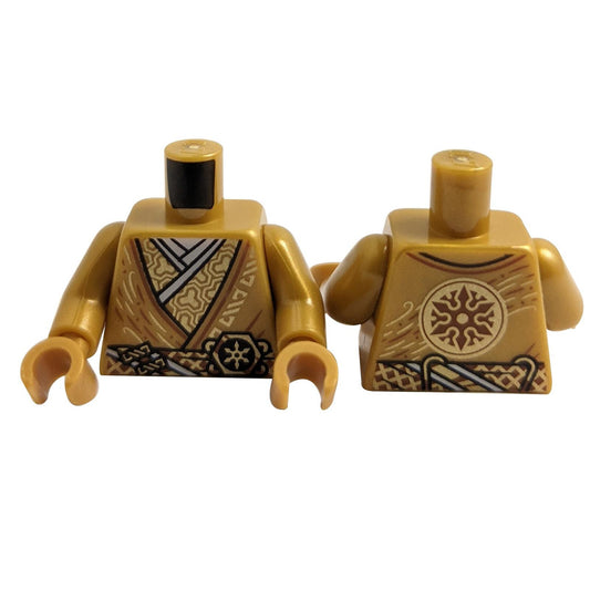 Perlgoldene Torso-Tunika über einer geschichteten weißen und goldenen Robe, 2 Verschlüsse und goldenes Ninjago-Logogramm-Muster 